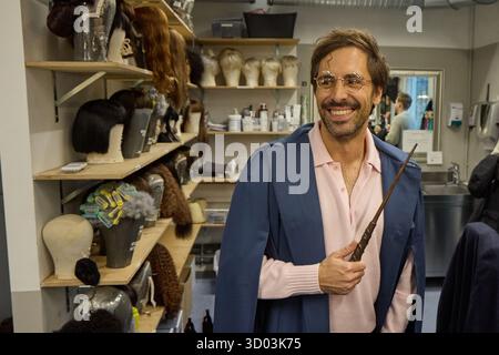 Hambourg, Allemagne. 21 octobre 2025. Le chanteur Max Giesinger se transforme en Harry Potter au maquillage. Giesinger a visité le nouveau casting de la pièce 'Harry Potter et l'enfant enchanté' au Mehr ! Théâtre am Großmarkt. Crédit : Georg Wendt/dpa/Alamy Live News Banque D'Images