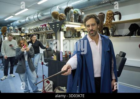 Hambourg, Allemagne. 21 octobre 2025. Le chanteur Max Giesinger se transforme en Harry Potter au maquillage. Giesinger a visité le nouveau casting de la pièce 'Harry Potter et l'enfant enchanté' au Mehr ! Théâtre am Großmarkt. Crédit : Georg Wendt/dpa/Alamy Live News Banque D'Images