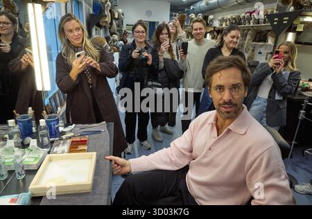 Hambourg, Allemagne. 21 octobre 2025. Le chanteur Max Giesinger se fait maquiller une cicatrice Harry Potter. Giesinger a visité le nouveau casting de la pièce 'Harry Potter et l'enfant enchanté' au Mehr ! Théâtre am Großmarkt. Crédit : Georg Wendt/dpa/Alamy Live News Banque D'Images