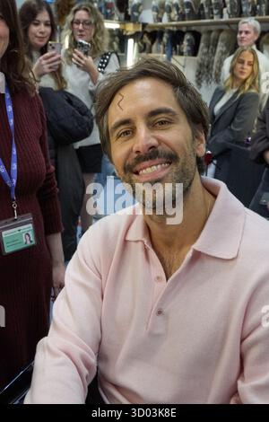 Hambourg, Allemagne. 21 octobre 2025. Le chanteur Max Giesinger se fait maquiller une cicatrice Harry Potter. Giesinger a visité le nouveau casting de la pièce 'Harry Potter et l'enfant enchanté' au Mehr ! Théâtre am Großmarkt. Crédit : Georg Wendt/dpa/Alamy Live News Banque D'Images