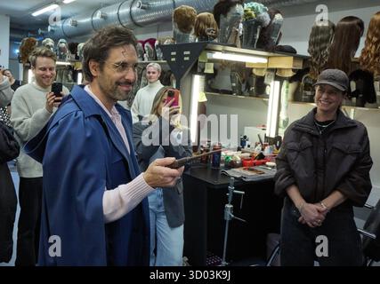 Hambourg, Allemagne. 21 octobre 2025. Le chanteur Max Giesinger se transforme en Harry Potter au maquillage. Giesinger a visité le nouveau casting de la pièce 'Harry Potter et l'enfant enchanté' au Mehr ! Théâtre am Großmarkt. Crédit : Georg Wendt/dpa/Alamy Live News Banque D'Images