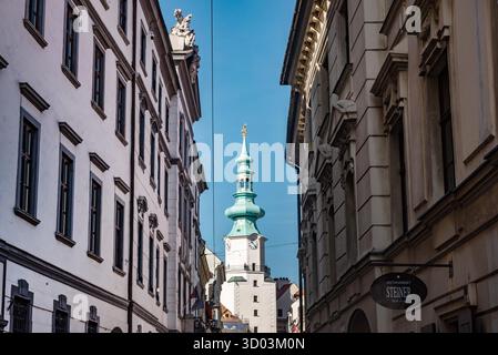 Bratislava, Slovaquie. 2 octobre 2023 vue panoramique de la porte Michaels, monument emblématique des rues étroites seulement piétonnes de la vieille ville de Bratislava, Slovaquie. Banque D'Images