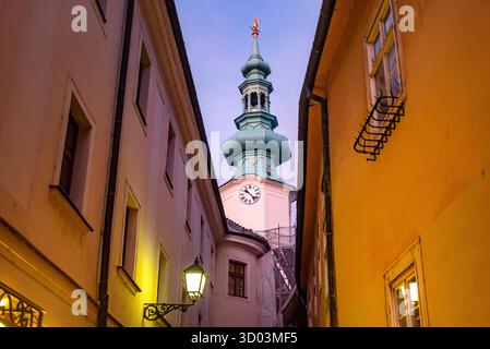 Bratislava, Slovaquie. 2 octobre 2023 vue en soirée de la porte Michaels, monument emblématique des rues piétonnes seulement de la vieille ville de Bratislava, Slovaquie. Banque D'Images