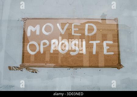 Signe fait à la main et écrit disant déplacé en face dans la fenêtre blanchie à la chaux d'un magasin de détail fermé et vide dans la région de Winton de Bournemouth. Photo : Neil Turner. 1er janvier 2005 Banque D'Images
