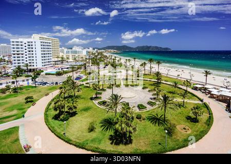 Ligne d'hôtel sur la côte de Cala Millor, son Servera, Majorque, Îles Baléares, Espagne Banque D'Images