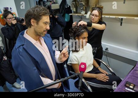 Hambourg, Allemagne. 21 octobre 2025. Le chanteur Max Giesinger parle à l'actrice Hermione Salyma Chatty dans la salle de maquillage. Giesinger a visité le nouveau casting de la pièce 'Harry Potter et l'enfant enchanté' au Mehr ! Théâtre am Großmarkt. Crédit : Georg Wendt/dpa/Alamy Live News Banque D'Images