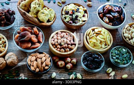 Composition avec une variété de fruits secs et de noix assorties. Spécialités. Banque D'Images