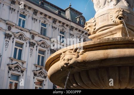 Bratislava, Slovaquie. 2 octobre 2023 détail architectural traditionnel d'une fontaine avec des gargouilles sur Hlavne Namestie, la place principale de la ville dans le Vieux Bratislava, Slovaquie. Banque D'Images