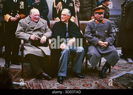 YALTA, UKRAINE - vers le 11 février 1945 - Un portrait de groupe de la plupart des figures de proue - y compris les 'trois grands' - au sommet de Yalta en février 1945 au Palais Livadia à Yalta, en Ukraine. De gauche à droite : Winston Churchill, Franklin Roosevelt et Joseph Staline. Sont également présents le ministre des Affaires étrangères de l'URSS Vyacheslav Molotov (extrême droite) ; le maréchal Alan Brooke, amiral de la flotte Sir Andrew Cunningham, RN, maréchal de la RAF Sir Charles Portal, (debout derrière Churchill) ; George Marshall, chef d'état-major de l'armée et amiral de la flotte William d Leahy, USN, (debout derrière Roosevelt). Ceci Banque D'Images