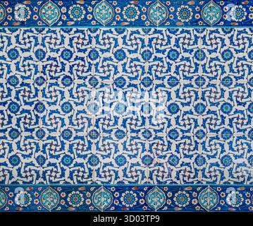 Carreaux de céramique vintage, décor de carrelage ?znik de la mosquée Rustem Pasa à Istanbul, Turquie. Banque D'Images