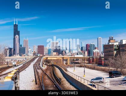 Chicago - mars 2017, Illinois, États-Unis : pistes de métro et skyline de Chicago en arrière-plan Banque D'Images