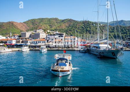 Vue de la ville de Marmaris depuis la mer, province de Mugla, Turquie Banque D'Images