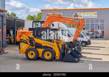 Winsen, Allemagne ; 30 septembre 2025 : de nouvelles machines de construction HYTEC, dont une chargeuse compacte et une mini-pelle, sont exposées à l'impo Banque D'Images