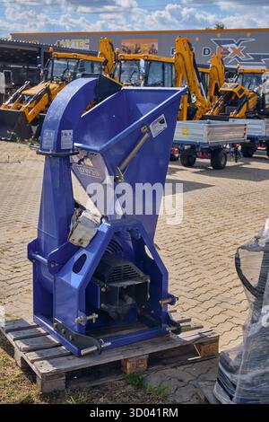 Winsen, Allemagne ; 30 septembre 2025 : accessoire de broyage agricole DW30 placé sur palette dans le chantier d'importation de machines avec chargeuses-pelleteuses Hytec Banque D'Images