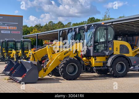 Winsen, Allemagne ; 30 septembre 2025 : nouvelles machines de construction HYTEC : chargeuses sur pneus et mini-pelles, exposées au chantier naval de l'importateur, en démonstration Banque D'Images
