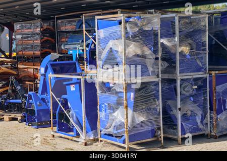 Winsen, Allemagne ; 30 septembre 2025 : nouveaux outils de broyage agricole placés dans des caisses dans le parc d'importation de machines, montrant l'équipement de tracteur compact Banque D'Images