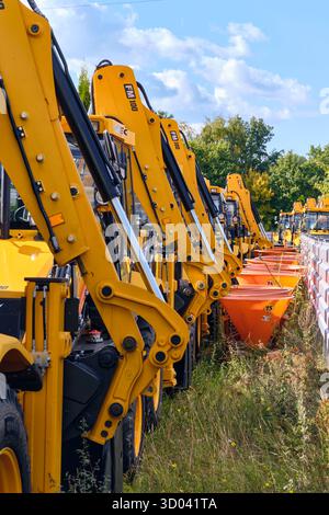 Winsen, Allemagne ; 30 septembre 2025 : rangée de machines de construction Hytec neuves exposées sur le chantier naval des importateurs, y compris les chargeuses et excavatrices de type JCB, R Banque D'Images