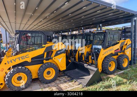 Winsen, Allemagne ; 30 septembre 2025 : nouvelles machines de construction HYTEC : chargeuses compactes sous toit, exposées au chantier naval de l'importateur Banque D'Images