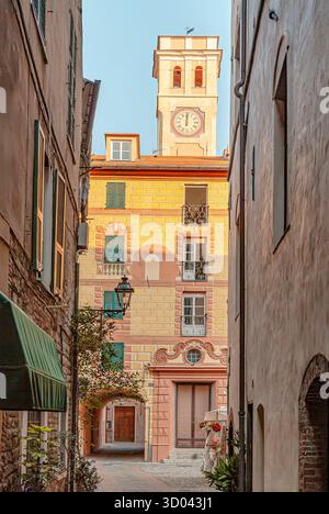 Palais historique et Tour de l'horloge dans la vieille ville d'Albenga, Ligurie, Italie Banque D'Images