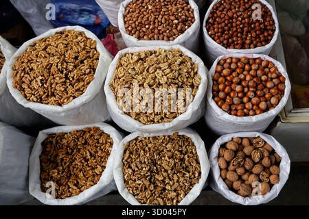 Noix et noisettes en vente au Dezerter Bazaar à Tbilissi, Géorgie Banque D'Images