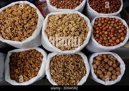 Noix et noisettes en vente au Dezerter Bazaar à Tbilissi, Géorgie Banque D'Images