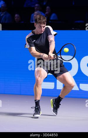 Vienne, Autriche. 21e.. Oct.2025,argentin Camilo Ugo Carabelli (ARG) en action lors du tournoi Erste Bank Open au Stadthalle le mardi 21 octobre 2025. © Juergen Hasenkopf / Alamy Live News Banque D'Images