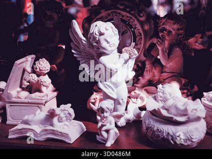 Anges blancs avec des coeurs à vendre au marché aux fleurs à Paris. Fond vintage. Banque D'Images