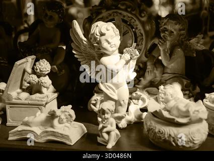 Anges blancs avec des coeurs à vendre au marché aux fleurs à Paris. Fond vintage. Photo historique de Sépia. Banque D'Images