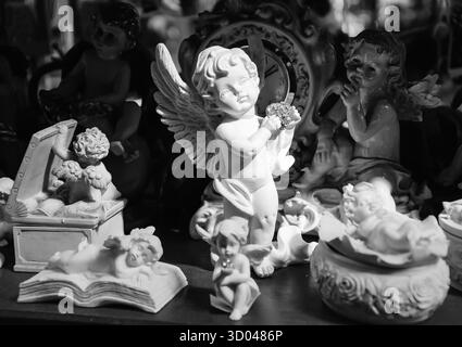 Anges blancs avec des coeurs à vendre au marché aux fleurs à Paris. Fond vintage. Photo historique noir et blanc. Banque D'Images