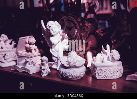 Anges blancs avec des coeurs à vendre au marché aux fleurs à Paris. Fond vintage. Banque D'Images