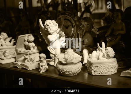 Anges blancs avec des coeurs à vendre au marché aux fleurs à Paris. Fond vintage. Photo historique de Sépia. Banque D'Images