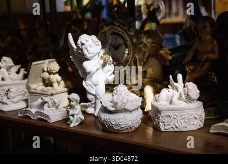 Anges blancs avec des coeurs à vendre au marché aux fleurs à Paris. Fond vintage. Banque D'Images