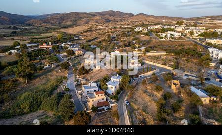 Vue aérienne du village d'Agia Varvara, district de Paphos, Chypre. Banque D'Images