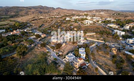 Vue aérienne du village d'Agia Varvara, district de Paphos, Chypre. Banque D'Images