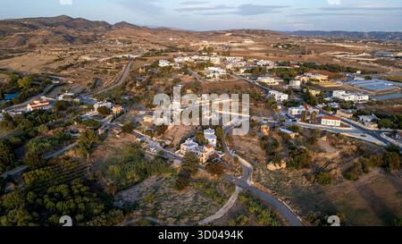 Vue aérienne du village d'Agia Varvara, district de Paphos, Chypre. Banque D'Images