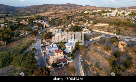 Vue aérienne du village d'Agia Varvara, district de Paphos, Chypre. Banque D'Images