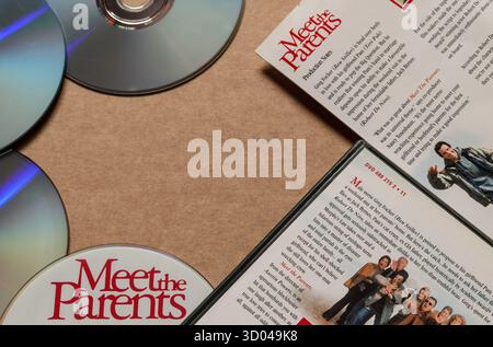 Film « rencontre avec les parents » ; édition DVD ; disque avec couverture arrière avec description du film, isolé sur fond blanc clair, prise de vue à angle supérieur Banque D'Images