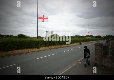 Les drapeaux de St George sur des lampadaires à Bartley Green, un quartier de banlieue du sud-ouest de Birmingham où les drapeaux de l'Union Jack et ceux de St George ont soudainement Banque D'Images