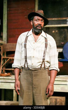 Lenny Henry (Troy Maxson) dans les CLÔTURES d'August Wilson au Duchess Theatre, Londres WC2 26/06/2013 a Theatre Royal Bath conception de production : Libby Watson éclairage : Johanna Town réalisateur : Paulette Randall Banque D'Images