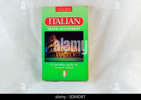 Photographie de couverture du Collins Italian Travel Dictionary - Un guide portable de l'italien actuel. Configuration du studio. Prise en octobre 2025 Banque D'Images