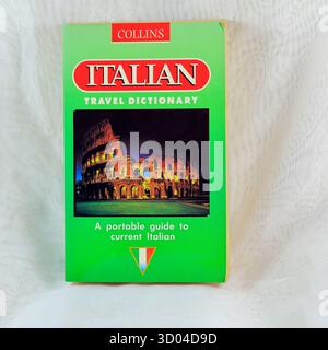 Photographie de couverture du Collins Italian Travel Dictionary - Un guide portable de l'italien actuel. Configuration du studio. Prise en octobre 2025 Banque D'Images