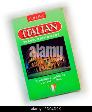 Photographie de couverture du Collins Italian Travel Dictionary - Un guide portable de l'italien actuel. Configuration du studio. Prise en octobre 2025 Banque D'Images