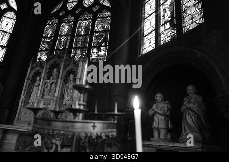 PARIS, FRANCE - 21 AVRIL 2013 : le rayon de soleil passant à travers le vitrail illumine l'intérieur de l'église Saint-Eustace. Saint-Eustache, chef-d'œuvre de Banque D'Images