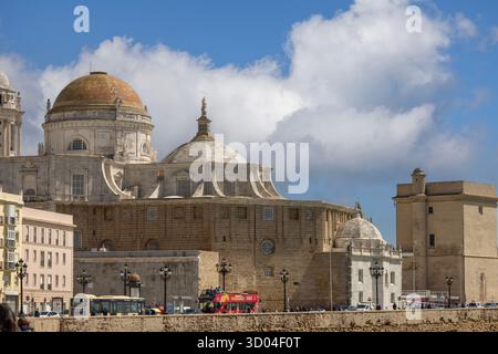 Cadix, Espagne, Andalousie - 31 mars 2025 : Cathédrale de Cadix du XVIIIe siècle (Cathédrale de la Sainte Croix sur les eaux), monument baroque et néoclassique Banque D'Images