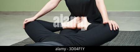 Femme caucasienne adulte recevant une thérapie de massage thaïlandaise relaxante avec technique de pression des pieds sur un tapis de sol confortable. Banque D'Images
