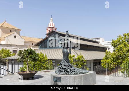 Cadix, Espagne, Andalousie - 31 mars 2025 : Monument en bronze à la danseuse de flamenco Conchita Aranda Fosa dans la pose de danse Banque D'Images