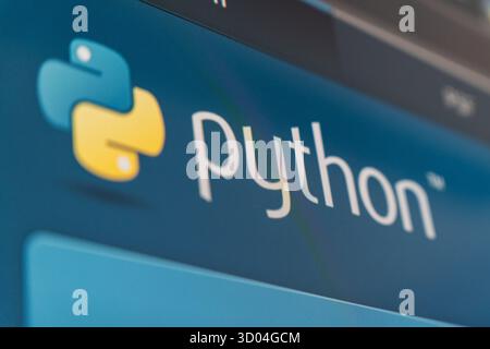 21 octobre 2025 - Tachkent, Ouzbékistan : une vue détaillée du logo de programmation Python affiché sur un écran, mettant en valeur les couleurs bleu et jaune associées à la langue. Banque D'Images