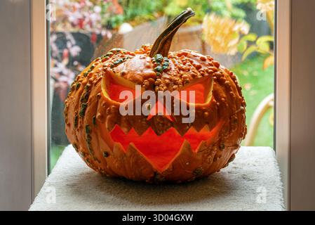 Visage souriant traditionnel effrayant de Jack-o'-lanterne fabriqué à partir d'une citrouille pour célébrer les vacances d'Halloween. Banque D'Images