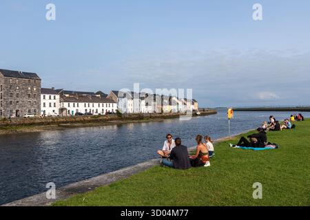 La longue promenade sur Claddagh Quay, une rangée de vieilles maisons colorées au bord de l'eau, face à l'Arc espagnol., Galway, Connacht, Irlande Banque D'Images