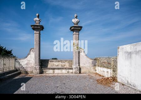 Terrasse en pierre historique avec deux sculptures de buste classiques et des balustrades ornées sous un ciel bleu vif à Sintra, quartier de Lisbonne, Portugal, sur OC Banque D'Images
